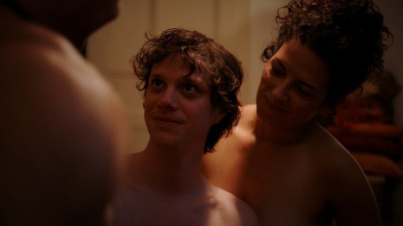 Gustaf (Božidar Koczevski) und Claudine (Claudia Kottal) haben Zeno (Simon Steinhorst) verführt. – Bild: SWR/​Trimafilm /​ SWR Presse/​Bildkommunikation