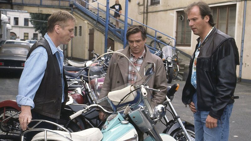 In der Werkstatt für Motorrad-Veteranen bestaunen Sascha (Wolfgang Fierek, r.) und Ralf (Elmar Wepper, M.) eine der schweren Maschinen, die ihnen der Meister (Kurt Hart, l.) stolz zeigt. Was also spricht gegen eine kurze Spritztour? – Bild: Aspekt Telefilm-Produktion GmbH