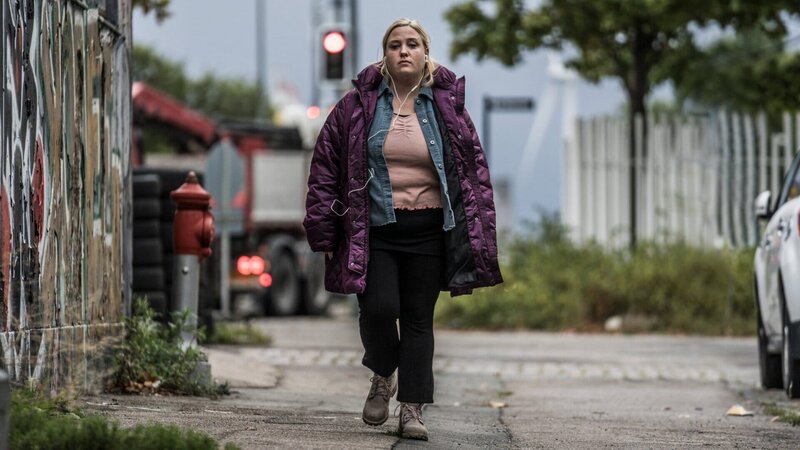 Elvira hat der Sexarbeiterin Candy einen Aufschub für die Zahlung ihrer Miete gewährt. Nun ist Candy verschwunden. – Bild: ZDF/​Henrik Ohsten