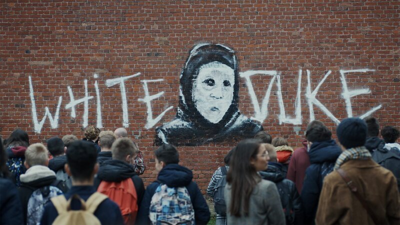 Niemand weiß, wer der White Duke ist. – Bild: AXN White
