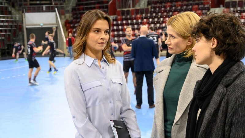 Ein ehemaliger Handball-Star wird ermordet und Martina Seiffert (Astrid M. Fünderich, M.) ermittelt mit ihrer Kollegin Nele Becker (Nina Siewert, r.) im direkten Vereinsumfeld. Annika Brett (Susan Hoecke, l.), die Pressesprecherin des Vereins, versucht dies freundlich zu unterbinden, um den Spielbetrieb nicht zu stören. – Bild: ZDF