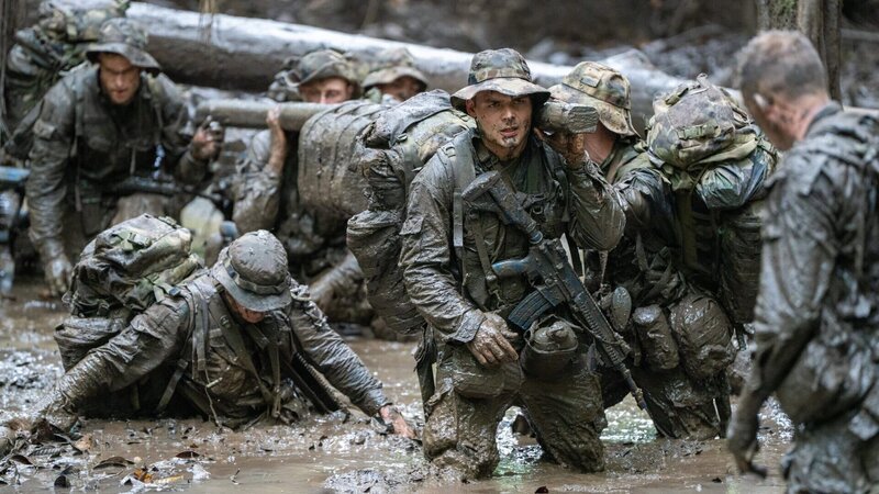 Soldaten trainieren die Evakuierung einer Person im Schlammgraben. – Bild: ZDF und Joel Lieber