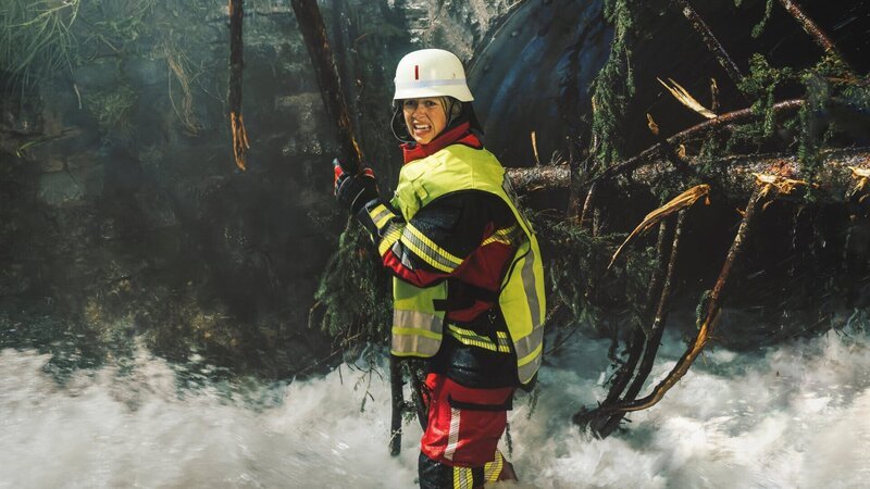Marie (Christine Eixenberger) versucht, einen Durchlauf freizuhalten, um eine Überschwemmung zu verhindern. – Bild: ZDF und Hendrik Heiden