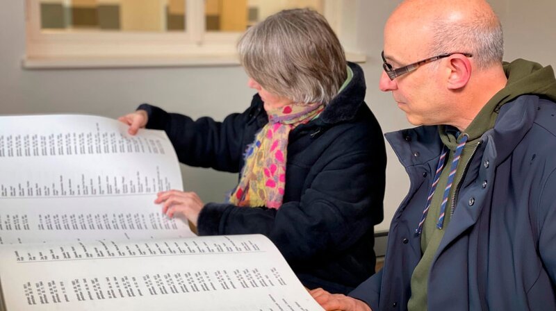 Die Cellistin Friederike Fechner begibt sich auf eine jahrelange Suche: wer hat einmal in ihrem Haus in der Stralsunder Altstadt gewohnt? – Bild: Anne Gänsicke