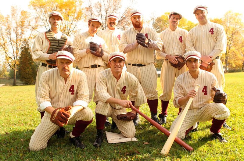 Das Baseballteam der Polizeistation, darunter (erste Reihe, v.l.n.r.) Brackenreid (Thomas Craig), Higgins (Lachlan Murdoch, hinten Craig und Bisson), Murdoch (Yannick Bisson) und Crabtree (Jonny Harris). – Bild: WDR/​Stephen Scott