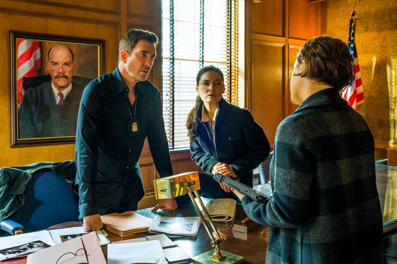 Dylan McDermott as Supervisory Special Agent Remy Scott and Alexa Davalos as Special Agent Kristin Gaines. – Bild: CBS Broadcasting, Inc.