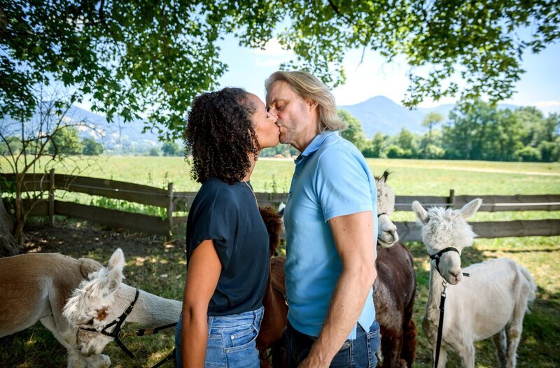 Nicole (Dionne Wudu, l.) und Michael (Erich Altenkopf, r.) finden endlich zusammen. – Bild: ARD/​WDR/​Christof Arnold