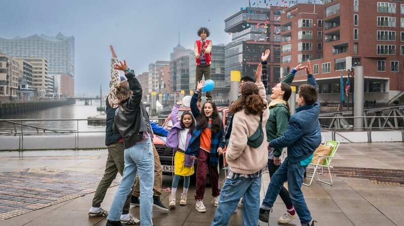 Alte und neue Pfefferkörner feiern gemeinsam ihren 250. Fall in der Hafencity. – Bild: NDR/​Boris Laewen