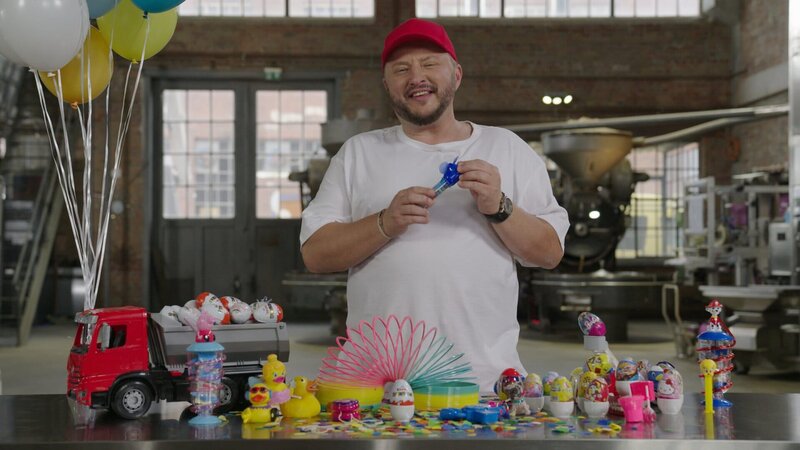 Die Lebensmittelindustrie lockt mit bunter Werbung, schönen Packungen und einer riesigen Auswahl. Produktentwickler Sebastian Lege deckt auf, was wirklich dahintersteckt. – Bild: ZDF und Lars Döring