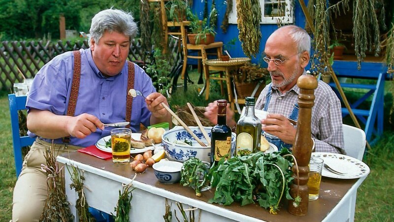 Sie schmecken und wachsen gegen viele Zipperlein – Peter (Peter Lustig, r.) zeigt seinem Nachbarn Paschulke (Helmut Kraus, l.), dass Kräuter gut tun und was in ihnen steckt. – Bild: ZDF und studio tv./​studio tv