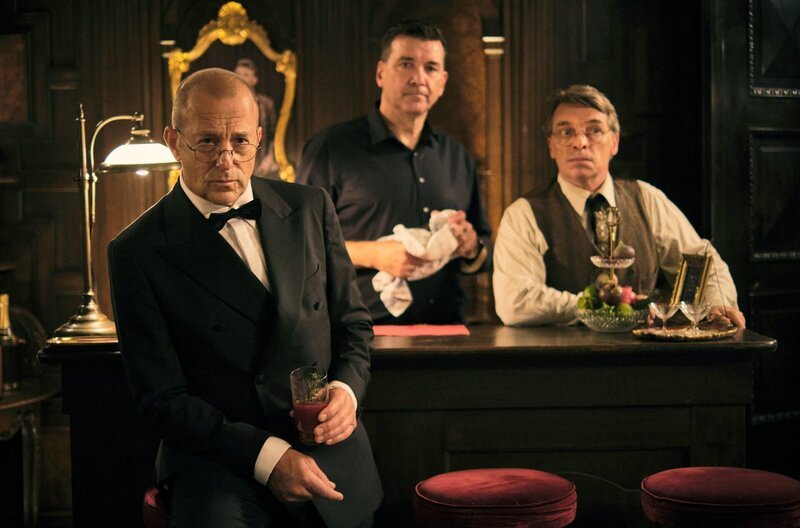 Die Herrn Dürr (Heino Ferch, links), Hannes Schalles (Henning Hartmann, Mitte) und René Schalles (André Eisermann) scheinen nicht die Absicht zu haben, in den Kampf, der sich vor ihren Augen abspielt, eingreifen zu wollen. – Bild: SWR/​Benoît Linder