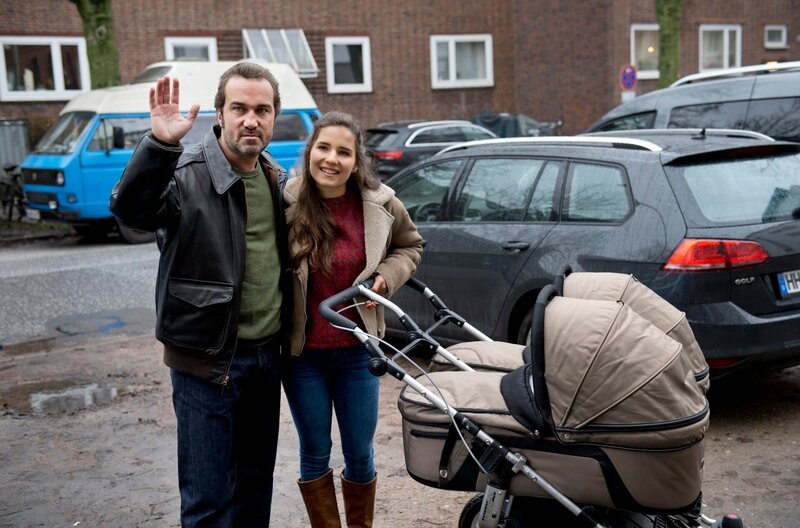 Abschied vom 14. Kommissariat: Paul Dänning (Jens Münchow, l.) zieht zu seiner Tochter Frauke (Clara Epstein, r.) und ihren Zwillingen nach Schleswig-Holstein. – Bild: ARD/​Thorsten Jander