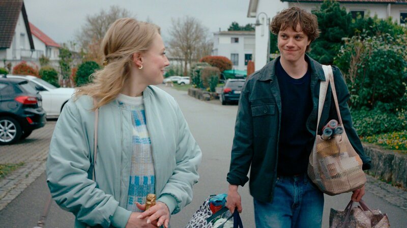 Zeno (Simon Steinhorst) hat Sammy (Caroline Hellwig) seit der Schule nicht mehr getroffen. Aber als der Zufall sie zusammenführt, ergreift er die Gelegenheit. – Bild: SWR/​Trimafilm