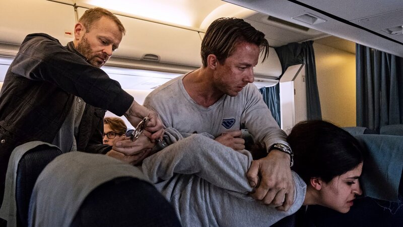 Philip Nørgaard (Johannes Lassen) überwältigt June al-Baqee (Yasmin Mahmoud) im Flugzeug, da diese nicht will, dass er ihr Handy an die Russen weitergibt. – Bild: Henrik Petit