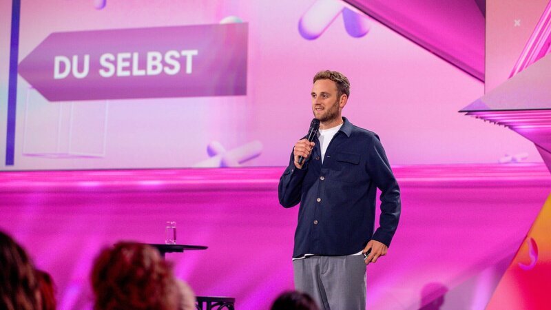 Dr. Leon Windscheid auf der Bühne bei der Aufzeichnung seines Live-Programmes „Gute Gefühle“. – Bild: Torsten Silz