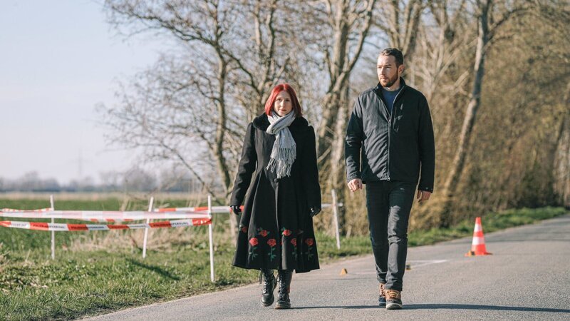 Sven Voss und Lydia Benecke am Tatort auf einer Landstraße. – Bild: ZDF/​Ralf Gemmecke