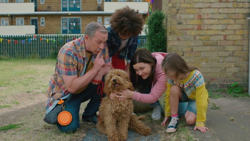 Von l. n ach r.: Opa Denis (Paul Ryan), Tom (Ellis-James Naylor), Tess (Andrea Valls) und Evi (Tahliya Lowles) stimmen Wuffel auf die Hundeschule ein. – Bild: Darrall MacQueen