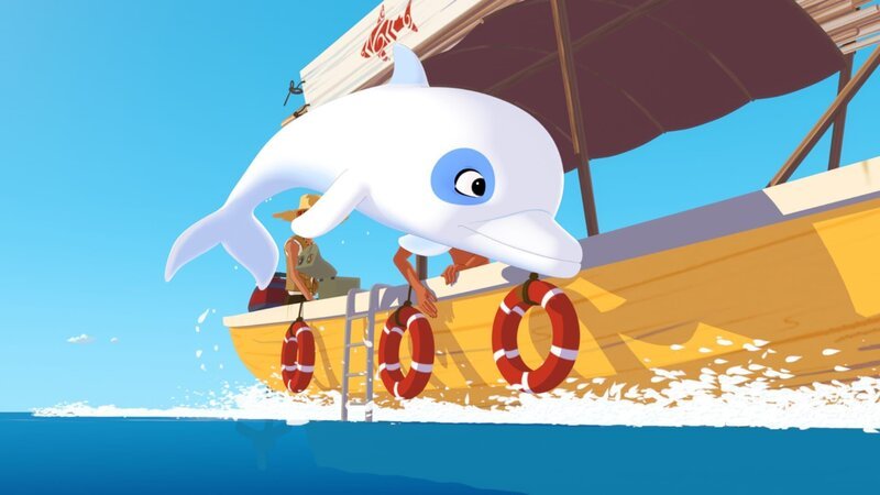 Der weiße Delfin Zoom springt vor Freude aus dem Wasser. Neben ihm im Boot sitzen sein Freund Yann und Jack, die auf der Suche nach einer versunkenen Galeone sind. Ein neues Abenteuer steht bevor. – Bild: ZDF/​Media Valley/​Marzipan Films/​TF1/​Gaumont Animation