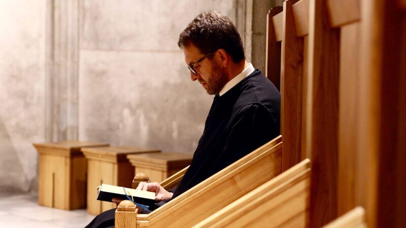 Frater Maximilian beim Gebet. – Bild: ORF/​Cinevision