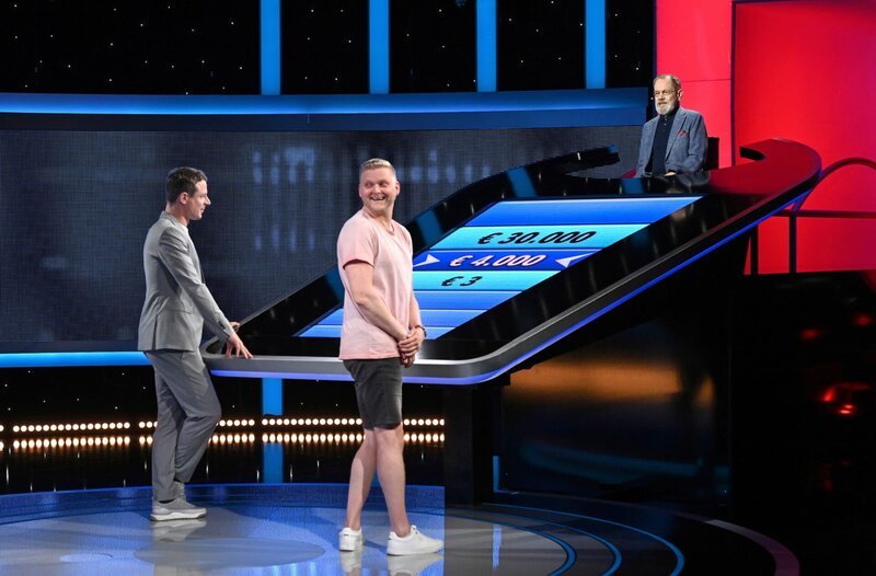 ARD GEFRAGT – GEJAGT FOLGE 760, „Alexander Bommes präsentiert beliebtes Quizformat“. Moderator Alexander Bommes (l.) mit dem Kandidaten Marcel Wißkamp (M.) und dem Jäger Klaus Otto Nagorsnik. – Bild: ARD/​Uwe Ernst