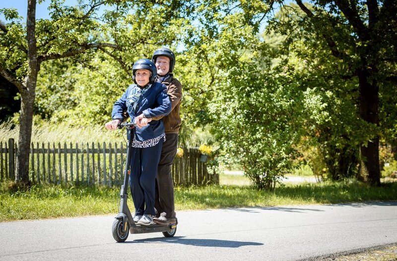 Alfons und Hildegard machen eine Spritztour mit einem E-Roller. – Bild: Christof Arnold