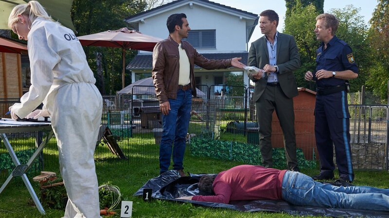 Polizeihauptmeister Mohr informiert die Kommissare über erste Erkenntnisse zum Mordfall. – Bild: ZDF und Bojan Ritan