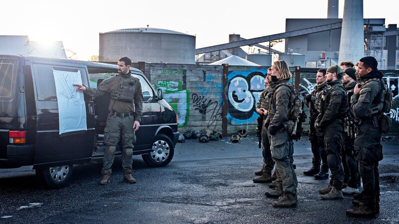 Das dänische Spezialkommando bereitet den Hinterhalt vor, um die Entführer zu stellen. – Bild: Henrik Petit