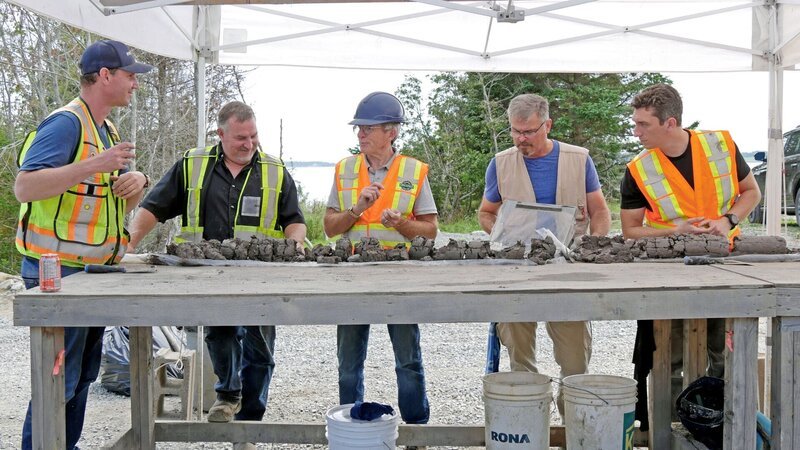 Craig Tester (m.), Terry Matheson (2.v.r.) – Bild: THE HISTORY CHANNEL /​ Prometheus Entertainment