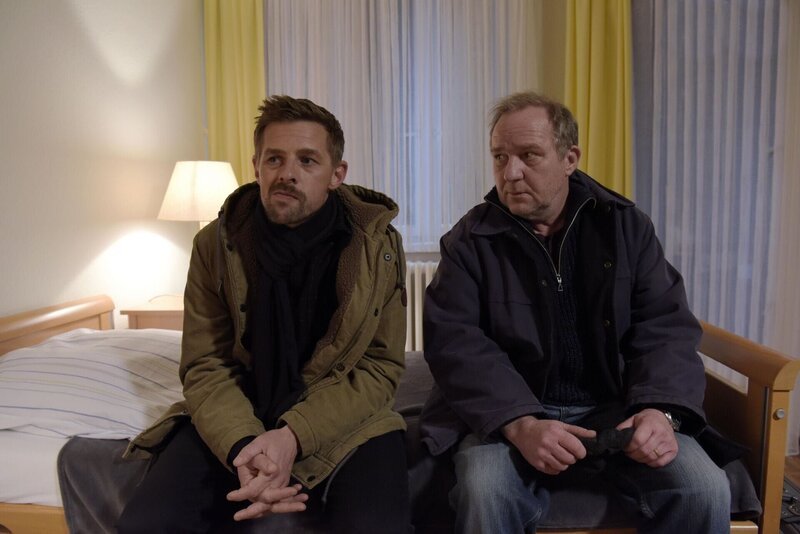 Jan Rothe (Klaas Heufer-Umlauf, l.); Udo Rothe (Uwe Preuss, r.) – Bild: ProSieben /​ Christiane Pausch Eigenproduktionsbild frei