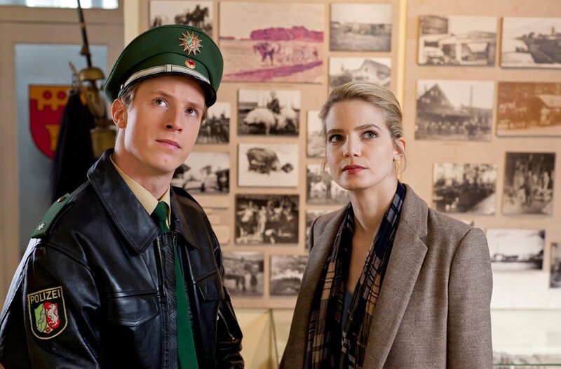 ARD/​HEITER BIS TÖDLICH – HENKER & RICHTER, neue Krimiserie (16 Folgen), Folge 14 „Napoleons Klo“, Saskia Henker (Rike Schmid, r.) und Peter Schulte jr. (Golo Euler, l.) ermitteln im örtlichen Heimatmuseum – eine für Büdringhausen äußerst wertvolle Reliquie wurde entwendet. – Bild: ARD/​Frank Dicks