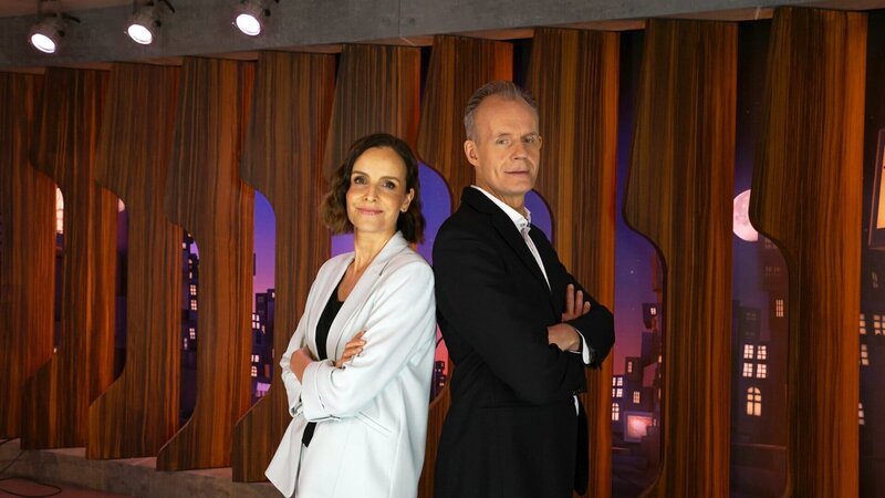 Diesmal begrüßen Maike Kühl und Max Uthoff ihre Gäste ohne Claus von Wagner in der „Anstalt“. – Bild: Michael Tremer
