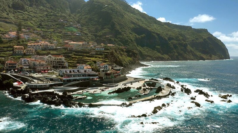 In den Lavafels gebaut: Die Naturschwimmbecken von Madeira sind spektakulär – aber für die Badenden oft auch nicht ungefährlich. – Bild: NDR/​nonfictionplanet/​Johannes Rudolph