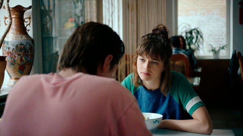 Beim gewohnten Mittwochslunch kann Freddy (Linda Blümchen) nicht anders, als sich über Zeno’s (Simon Steinhorst) krampfhaften Veränderungswillen zu amüsieren. – Bild: SWR/​Trimafilm