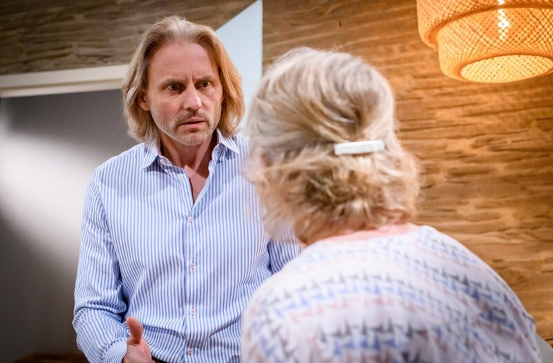 Helene (Sabine Werner, r.) verdeutlicht Michael (Erich Altenkopf, l.), dass Nicole auch Gefühle für ihn hat. – Bild: ARD/​WDR/​Christof Arnold