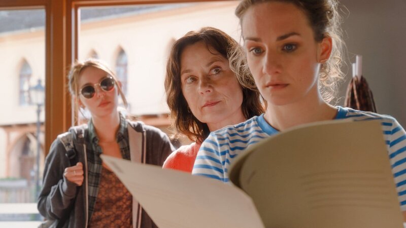 Beobachtet von Dana Kral (Ina Hout, l.) und Dr. Katrin Herz (Inka Friedrich, M.) nimmt Holly (Karoline Teska, r.) Einsicht in ihre Akte als Findelkind. – Bild: Stefan Erhard