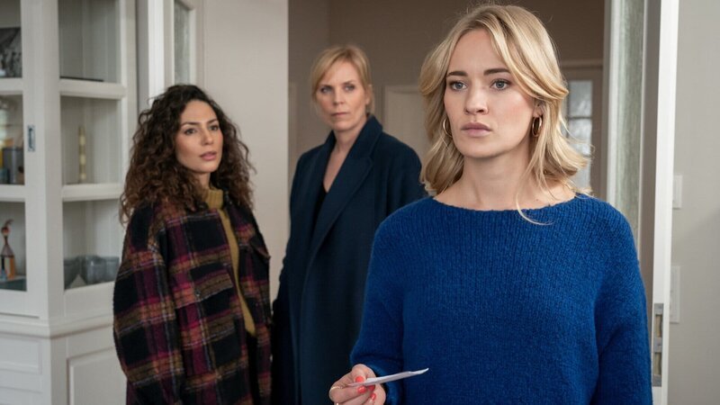 Sandy Lanz war eine gute Freundin des Mordopfers. Ihr Tod wirft sie völlig aus der Bahn. Im Bild von links: Kim Nowak (Amy Mußul), Ina Zimmermann (Melanie Marschke) und Sandy Lanz (Valerie Huber) – Bild: Steffen Junghans
