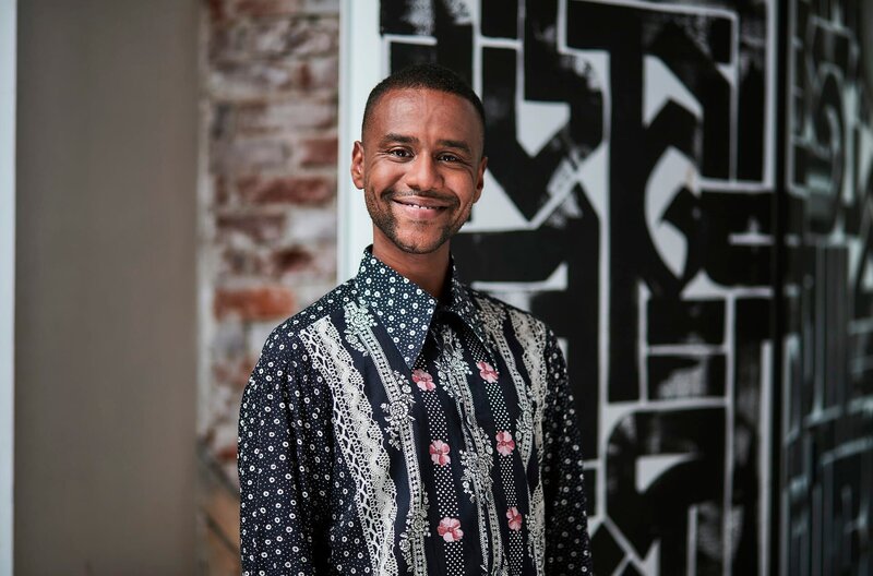 NORDDEUTSCHER RUNDFUNK deep und deutlich. Eine NDR Talk Show – Tarik Tesfu Tarik Tesfu führt zusammen mit Svenja Kellershohn durch „deep und deutlich. Eine NDR Talk Show“. – Bild: NDR/​Hendrik Lüders