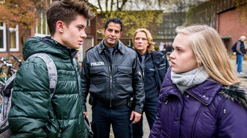 Tarik und Claudia bekommen einen Streit zwischen René und seiner Ex-Freundin Jette mit. René scheint nicht damit fertigzuwerden, dass Jette mit ihm Schluss gemacht hat. – Bild: ZDF und Boris Laewen