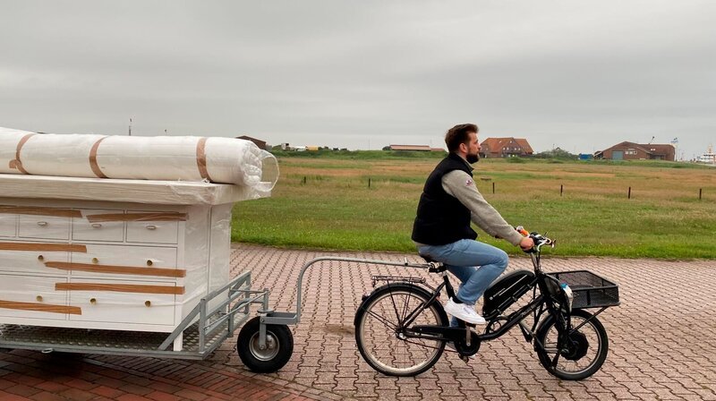 Ben Hinrichs aus Krefeld am Niederrhein zieht auf die Insel Baltrum, um mit seiner Frau und dem Baby eine neue Existenz aufzubauen. – Bild: NDR/​Katrin Heineking