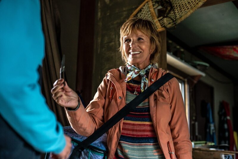 Lisa gibt Linus ein kleines Taschenmesser für den Weg nach Dawson, nachdem seine Mutter ihm verboten hat, eine große Machete mitzunehmen. – Bild: Erik Pinkerton
