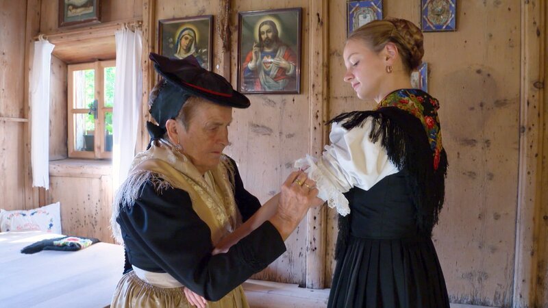 Apollonia Trojer ist die Trachtenexpertin im Sarntal. Sie hilft den jungen Mädchen im Tal beim Anlegen der traditionellen Sarner Tracht. – Bild: ORF/emb film Apollonia Trojer ist die Trachtenexpertin im Sarntal. Sie hilft den jungen Mädchen im Tal beim Anlegen der traditionellen Sarner Tracht. – Bild: ORF/emb film