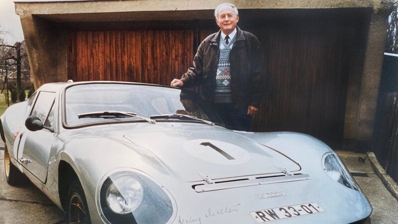 Der Dresdner Autorennfahrer und Fahrschullehrer Heinz Melkus gehörte zu jenen DDR-Bürger*innen, die mit Witz und Phantasie ihre Träume wahr machten. Während er in Eigenregie Sportwagen baute, brachten Andere beispielsweise exotische Speisen auf den Tisch oder schneiderten extravagante Mode. – Bild: Heinz Melkus