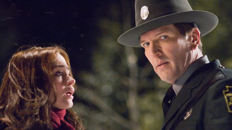 Noch am Unfallort trifft die junge Studentin (Emily Blunt) auf einen örtlichen Polizisten (Martin Donovan), in der Hoffnung aus der eisigen Kälte gerettet zu werden. – Bild: Dan Power Noch am Unfallort trifft die junge Studentin (Emily Blunt) auf einen örtlichen Polizisten (Martin Donovan), in der Hoffnung aus der eisigen Kälte gerettet zu werden. – Bild: Dan Power