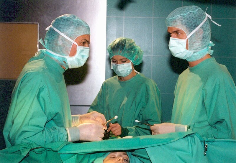Prof. Reutter operiert unter der Assistenz von Dr. Kreutzer vorbildlich. Doch dann fällt die Patientin überraschend ins Koma und der geschockte Mediziner in eine Sinnkrise. – Bild: MDR/​Laue