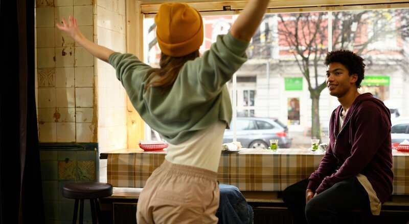 Die Ballerina Katya (Alexandra Pfeifer, l.) zeigt dem Breakdancer Marlon (Yalany Marschner, r.) mitten in einer Gaststätte, was das Ballett für sie bedeutet. – Bild: Lieblingsfilm / Wild Bunch Ger / ZDF Die Ballerina Katya (Alexandra Pfeifer, l.) zeigt dem Breakdancer Marlon (Yalany Marschner, r.) mitten in einer Gaststätte, was das Ballett für sie bedeutet. – Bild: Lieblingsfilm / Wild Bunch Ger / ZDF