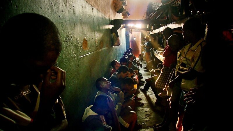 Insassen in ihrem Schlafsaal im Antanimora Gefängnis auf Madagaskar. – Bild: Honorarfrei – nur für diese Sendung bei Nennung ZDF und Sina Hutt for Maximus Film GmbH.