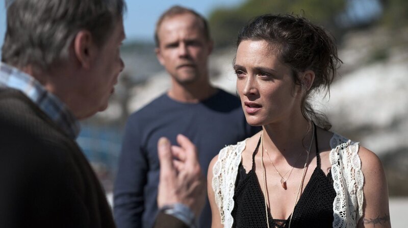 Amanda macht Felix Kepler schwere Vorwürfe. Privatdetektiv Hartwig Seeler beobachtet den Streit. – Bild: ARD Degeto/​Domagoj Kunic, ZDF