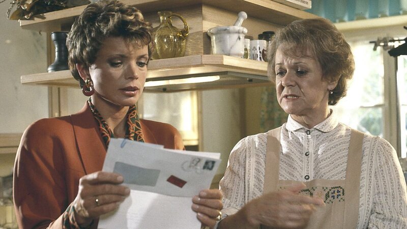 Fanny (Enzi Fuchs, r.) ist enttäuscht, dass sie nun doch nur ein Gemälde geerbt hat und Julia (Uschi Glas, l.) versucht sie zu trösten. Doch als Fanny etwas über das Gemälde erfährt, versetzt es sie in Hochstimmung. – Bild: Aspekt Telefilm-Produktion GmbH