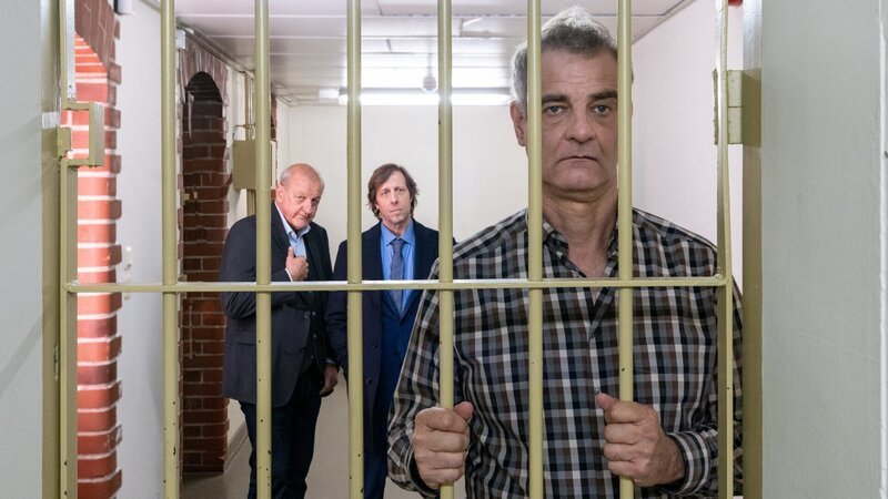 Manni Höch (Heinrich Schafmeister, r.) sitzt hinter Gittern. Gut, dass er Georg Wilsberg (Leonard Lansink, l.) und Ekki Talkötter (Oliver Korittke) seine Freunde nennen kann. Die beiden haben soeben die Kaution für ihn gestellt. – Bild: ZDF und Thomas Kost