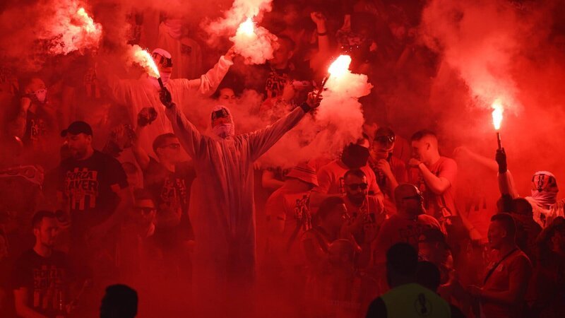 DFB-Pokalfinale 2024 – Ultras in der Kurve mit Pyros. – Bild: ZDF